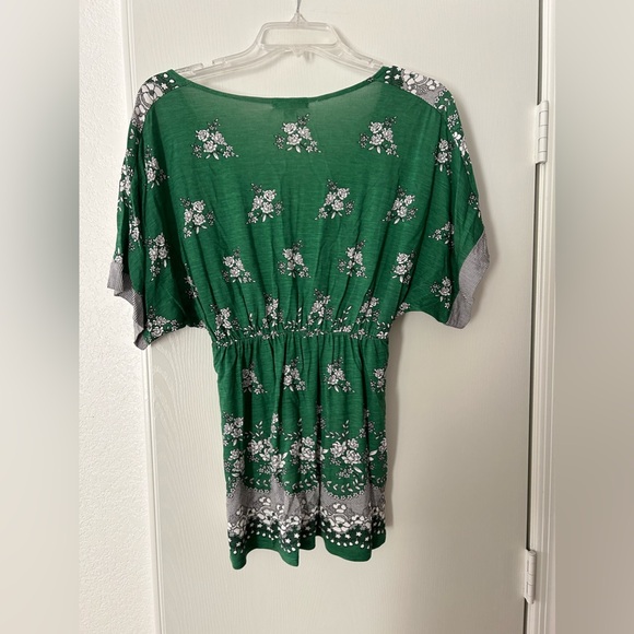 Lux Green V-Neck Top. Size small - Picture 2 of 9